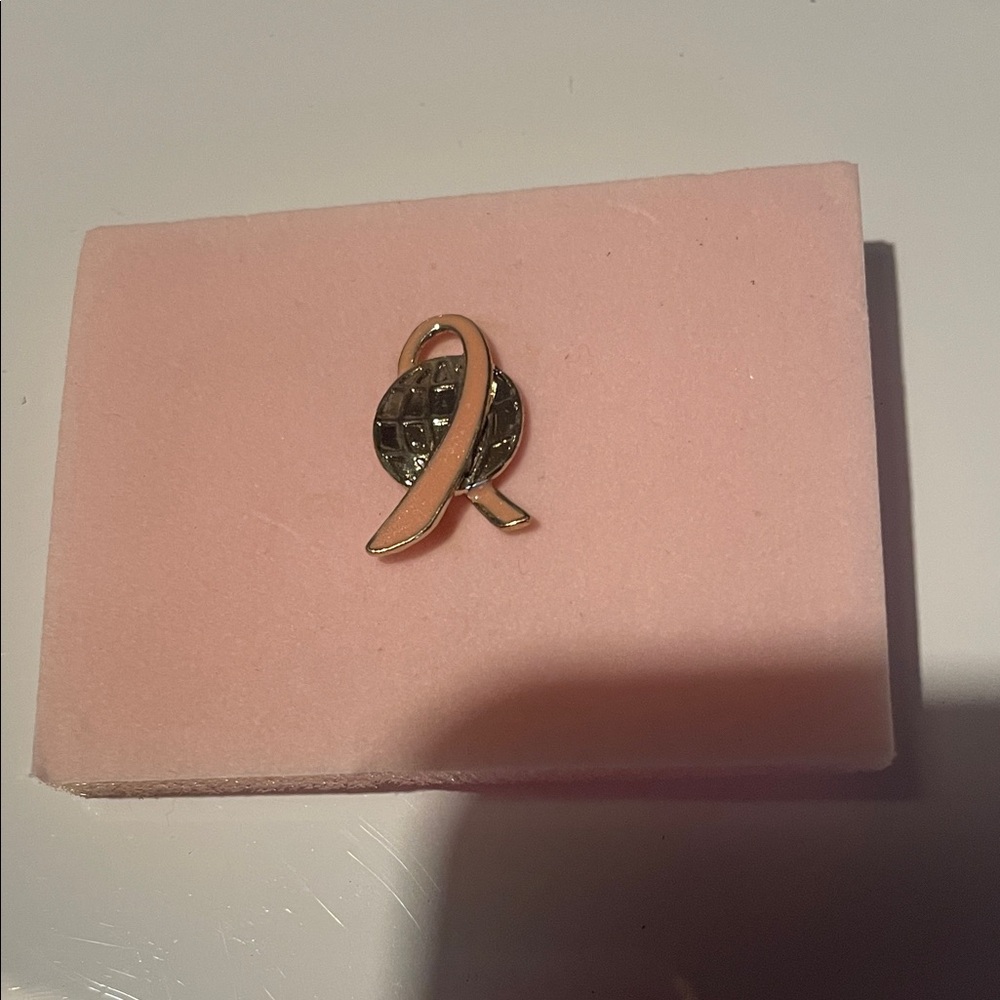 Elegant‎ Avon Goldtone and Silver Ribbon Brooch